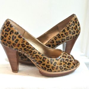 Leather leopard print heels by Sofft